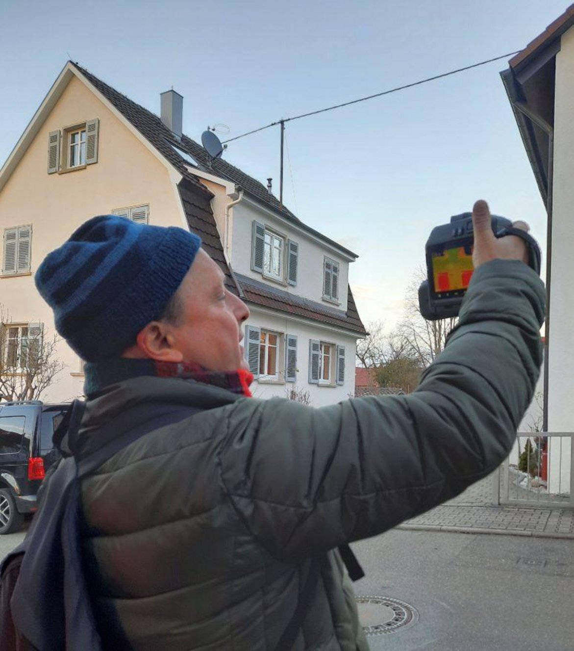 Mann mit Wärmebildkamera unterwegs.