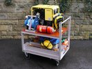 GWT Rollwagen Stromerzeuger: Lichtmast, Motorsäge, Trennschleifer, Schnittschutzhose, Schnittschutzstiefel, Sägehelm, Kabeltrommel, ABC Feuerlöscher, Stromerzeuger, 2 Halogen Strahler, Abgasschlauch, Stromverteiler