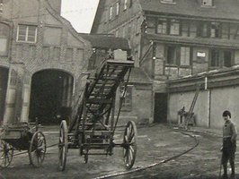 Erste fahrbare Leiter in Ditzingen (um 1920)