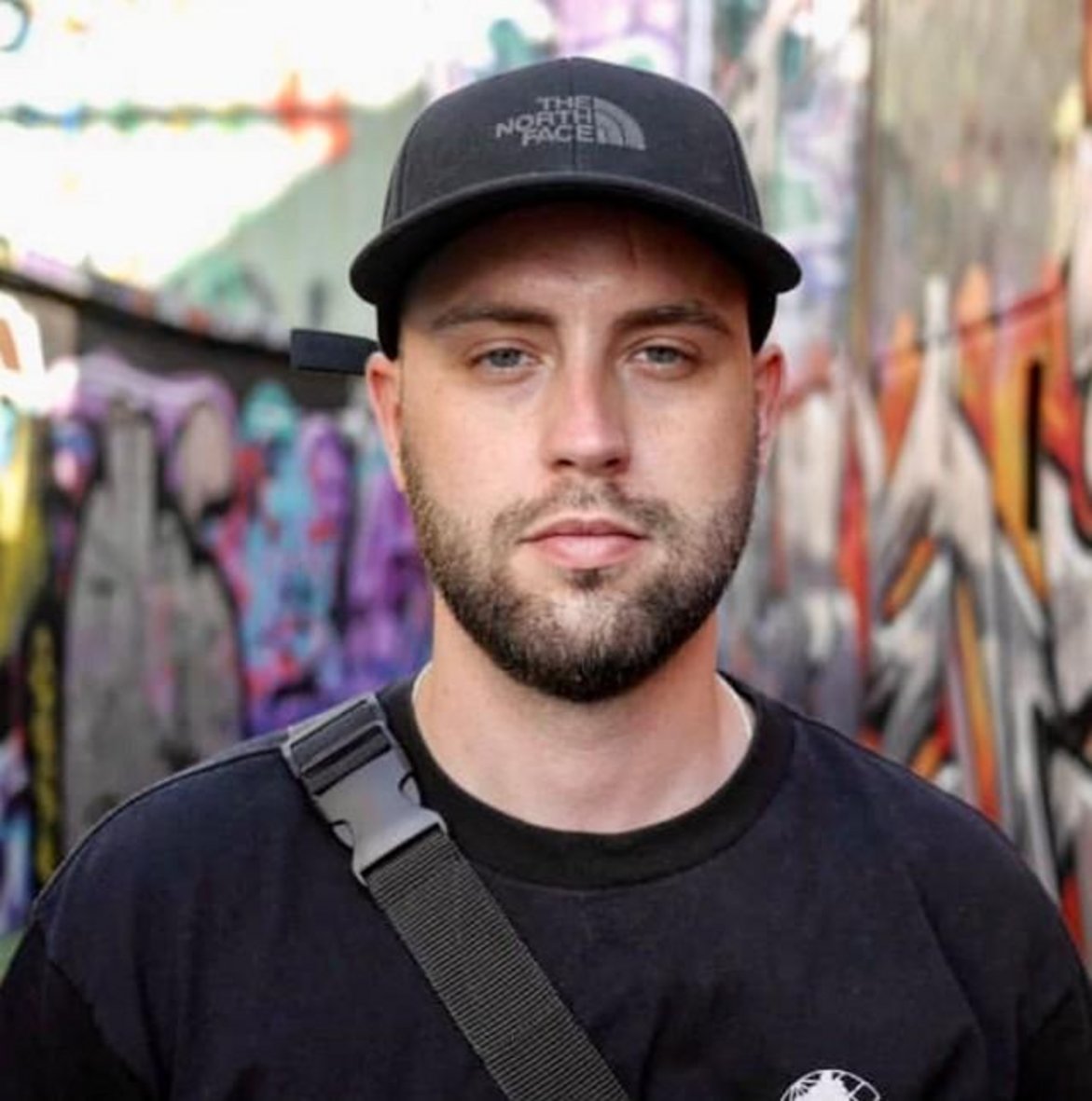 Erik Mayer vor einer bunten Wand