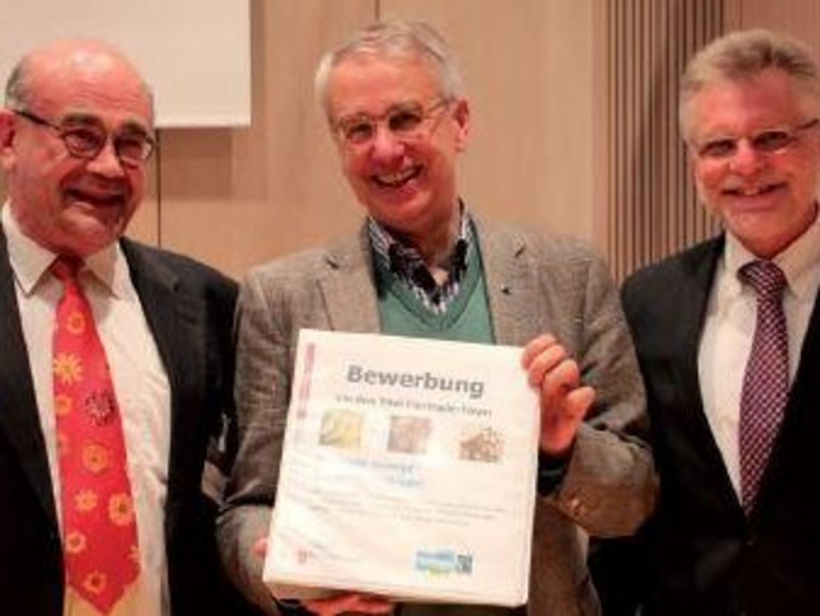 Prof. Dr. Ruck (links) und Oberbürgermeister Makurath (rechts) haben am 11.03.2016 Dieter Overrath (Mittel) die offizielle Bewerbung überreicht