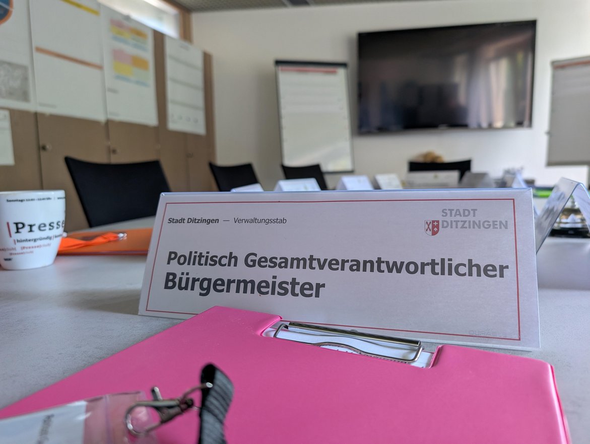 Der Besprechungsraum im Rathaus aus der Perspektive des Bürgermeisters als politisch Gesamtverantwortlichen. Der Raum ist noch leer.