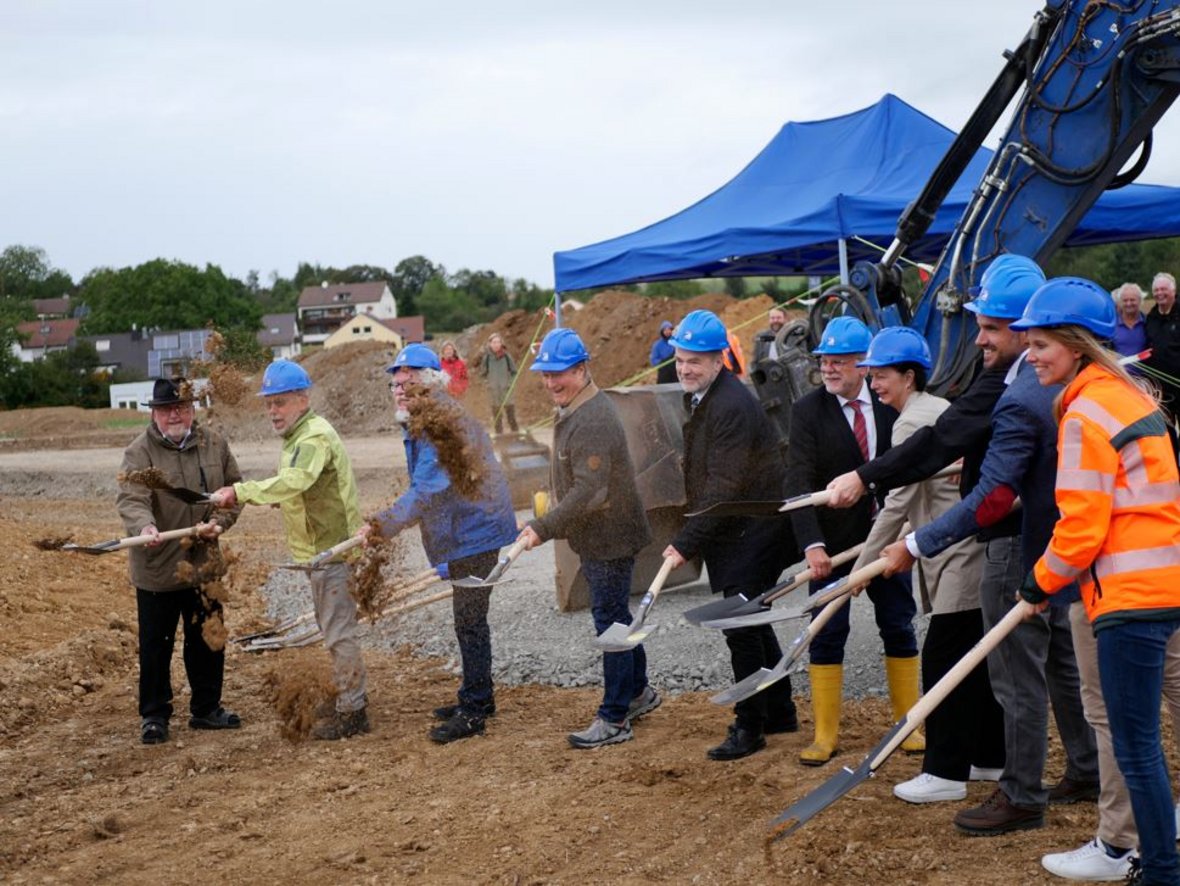 Die ersten Spatenstiche zur lang ersehnten Ortsumfahrung von Oberbürgermeister Makurath (fünfter von rechts) und Regierungspräsidentin Bay (vierte von rechts)