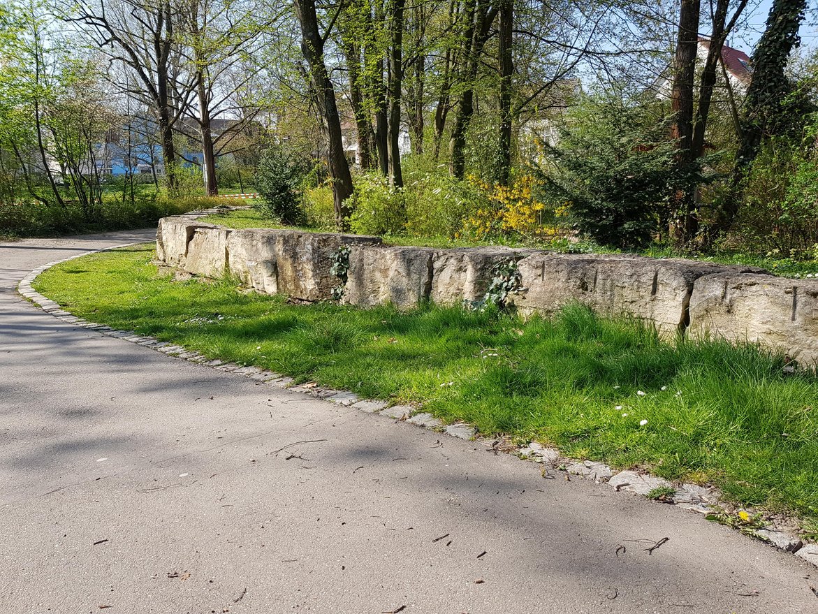Natursteinmauer am Kindergarten Hochenstaufenstraße