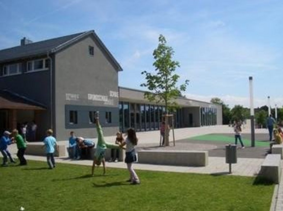 Spielende Kinder vor der Grundschule Heimerdingen