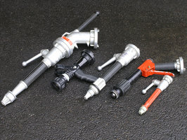 B-Strahlrohr mit Stützkrümmer, Hohlstrahlrohr, C-Strahlrohr, C-Pistolenstrahlrohr und D-Strahlrohr (von links)