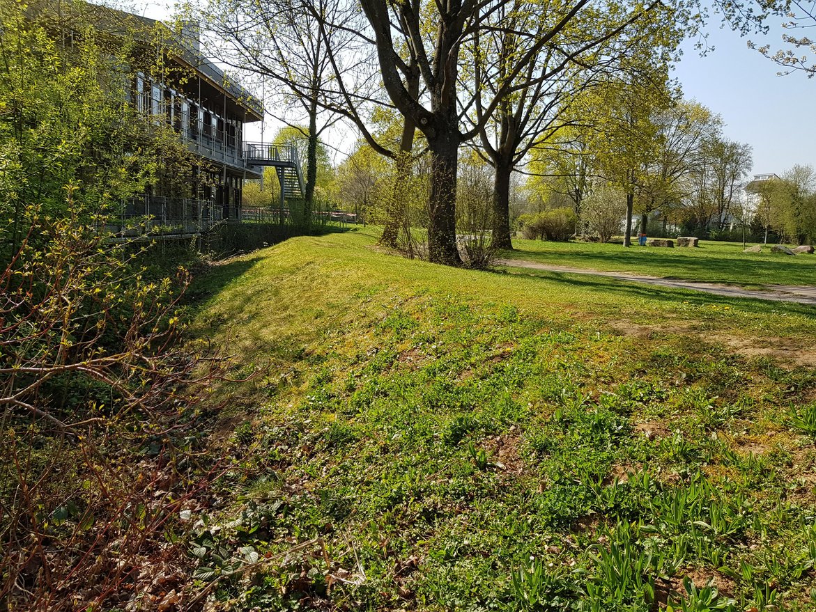 Erdschutzwall beim Schulzentrum in der Glemsaue