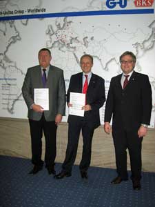 Prsentation der Vereinbarung in der G-U Firmenzentrale: Rektor Brech, Personalleiter Hanselmann, Brgermeister Bahmer (von links)