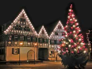 Dreigiebelhaus mit Weihnachtsbaum. Fotografiert von Kurt Waizenegger.