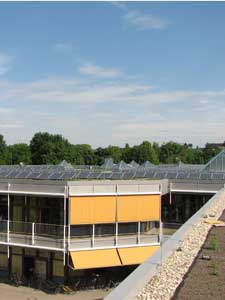 Solaranlage auf dem Dach des Schulzentrums