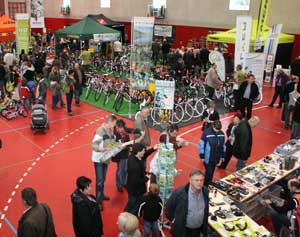 Besucher in der Halle