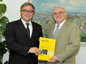 BM Bahmer und Dr. Karl-Rolf Schmid bei der bergabe