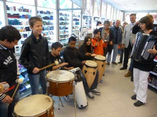Die Trommelgruppe der Frderschule Wilhelmschule bedankt sich fr den Frderscheck mit einem musikalischen Beitrag