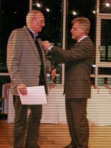 Horst Bujak und Oberbrgermeister Makurath bei der Preisverleihung