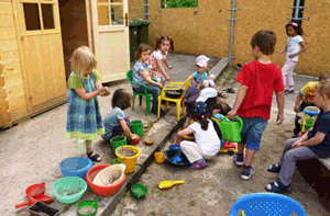 Spielende Kinder im renovierten Kindergarten Hohenstaufen