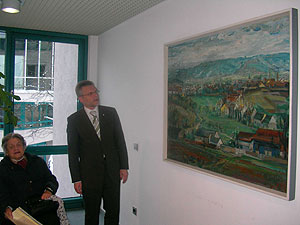 Frau Eberhardt und OB Makurath bei der Bildübergabe