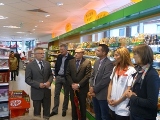 Oberbürgermeister Michael Makurath (1. von links) und Bürgermeister Ulrich Bahmer (3. von links) bei der Vorstellung der neuen Rossmann-Verkaufsstelle durch den Bezirksleiter Rene Pflanz (4.von links).